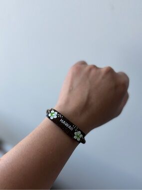 Hawaii Floral Leather Bracelet - Black with White & Green Flowers